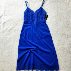 VINTAGE VANITY FAIR TURQUOISE NYLON WITH LACE SLIP